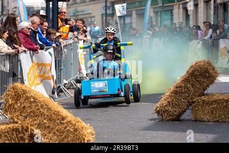 Seconda edizione di una corsa soapbox nel cuore del centro della città di Crépy-en-Valois. Scatola di sapone fatta in casa che precipita lungo il pendio della strada principale. Foto Stock