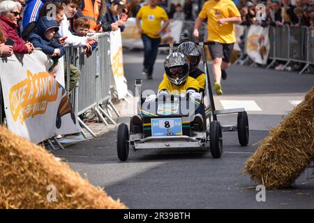 Seconda edizione di una corsa soapbox nel cuore del centro della città di Crépy-en-Valois. Scatola di sapone fatta in casa che precipita lungo il pendio della strada principale. Foto Stock