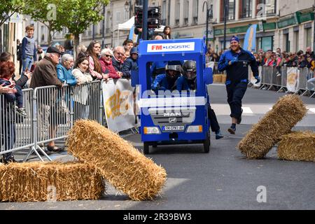 Seconda edizione di una corsa soapbox nel cuore del centro della città di Crépy-en-Valois. Scatola di sapone fatta in casa che precipita lungo il pendio della strada principale. Foto Stock