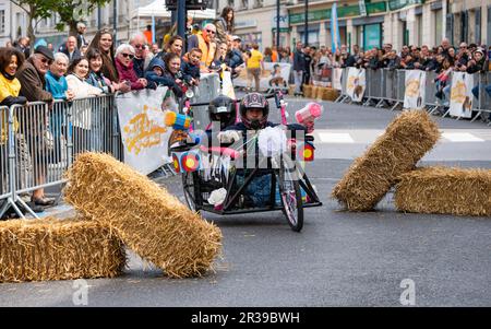 Seconda edizione di una corsa soapbox nel cuore del centro della città di Crépy-en-Valois. Scatola di sapone fatta in casa che precipita lungo il pendio della strada principale. Foto Stock