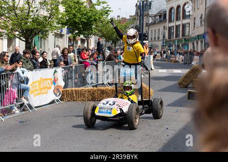 Seconda edizione di una corsa soapbox nel cuore del centro della città di Crépy-en-Valois. Scatola di sapone fatta in casa che precipita lungo il pendio della strada principale. Foto Stock