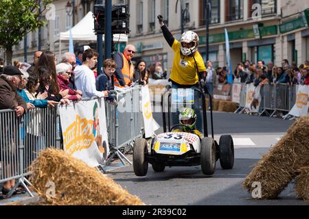 Seconda edizione di una corsa soapbox nel cuore del centro della città di Crépy-en-Valois. Scatola di sapone fatta in casa che precipita lungo il pendio della strada principale. Foto Stock