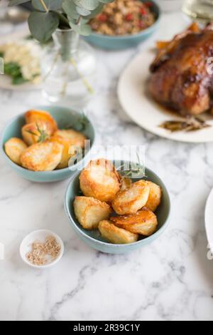 Patate fritte servite come un lato con tacchino arrosto Foto Stock