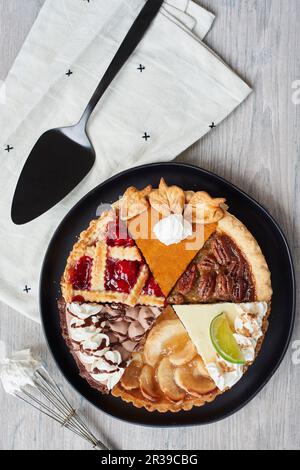 Sei diverse fette di torta su un piatto (vista dall'alto) Foto Stock