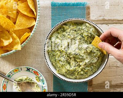 Salsa di farcite di spinaci con chip di tortilla Foto Stock
