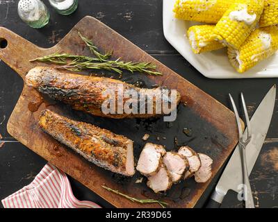 Tenderloin di maiale alla senape con mais Foto Stock