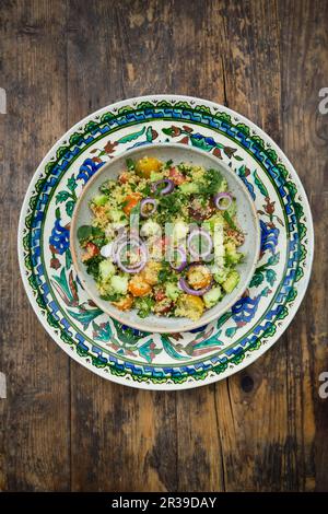 Tabbouleh (insalata couscous con pomodori, cetrioli, cipolle rosse, prezzemolo e menta) Foto Stock