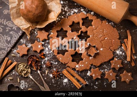 Pan di zenzero, taglierine e alcuni ingredienti Foto Stock