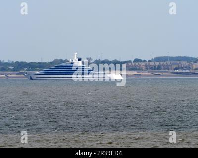 Sheerness, Kent, Regno Unito. 23rd maggio, 2023. Superyacht Kaos visto arrivare sul Tamigi questa mattina. Il superyacht da $300 milioni di dollari è di proprietà di Nancy Walton Laurie - l'americano billonaire erede della fortuna Walmart. Lo yacht ha una lunghezza di 361ft o 110m metri. Credit: James Bell/Alamy Live News Foto Stock