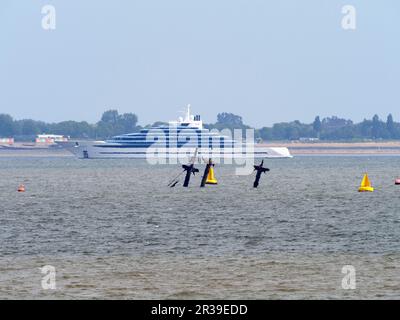 Sheerness, Kent, Regno Unito. 23rd maggio, 2023. Superyacht Kaos visto arrivare sul Tamigi questa mattina. Il superyacht è di proprietà di Nancy Walton Laurie - billonaire americano ed erede del Walmart fortuna. Lo yacht vale 300 milioni di dollari. Credit: James Bell/Alamy Live News Foto Stock