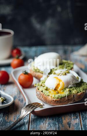 Avocado toast con uovo in camicia Foto Stock