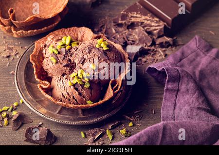 Gelato al cioccolato fatto in casa in una ciotola Foto Stock