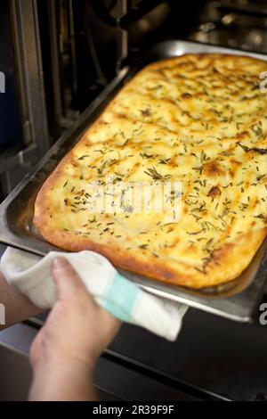 Foccaia appena cotta che esce dal forno Foto Stock