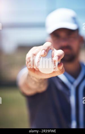 Mano che tiene baseball, primo piano e uomo per sport, campo e allenamento con sfondo sfocato al sole. Giocatore di softball, sport e zoom di palla per Foto Stock