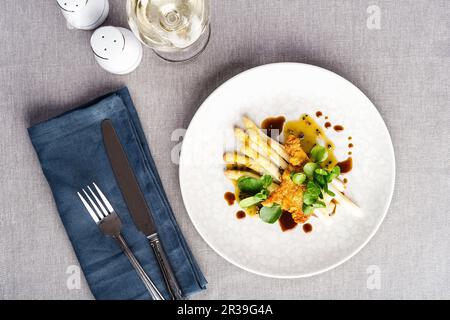 Che asparagi con scaloppa e lattuga di agnello Foto Stock