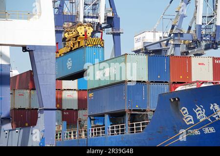 YANTAI, CINA - 22 MAGGIO 2023 - le gru caricano e scaricano i container al porto di Yantai, provincia di Shandong, Cina orientale, 22 maggio 2023. Nel primo aprile del 2 Foto Stock