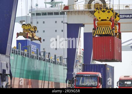 YANTAI, CINA - 22 MAGGIO 2023 - le gru caricano e scaricano i container al porto di Yantai, provincia di Shandong, Cina orientale, 22 maggio 2023. Nel primo aprile del 2 Foto Stock