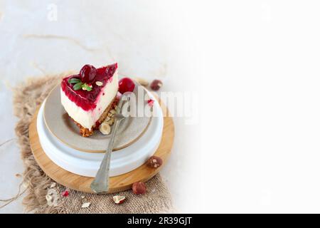 Cheesecake a pezzi di Cherry e Cottage (non cotta al forno) sulla base di muesli Foto Stock