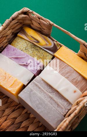 Saponi colorati fatti a mano con diversi ingredienti organici in un mercato Foto Stock