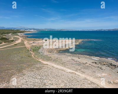 Vista dell'antica necropoli di Son Real vicino a Can Picafort, Maiorca, Isole Baleari, Spagna, 26 aprile 2023 Foto Stock