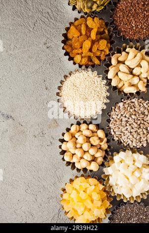 Varietà di noci e frutta secca, vista dall'alto Foto Stock