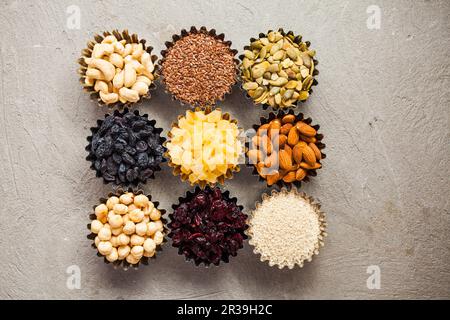 Vista dall'alto del set di ciotole con frutta secca e noci Foto Stock