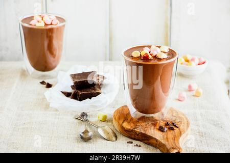 Composizione con cioccolata calda e ingredienti Foto Stock