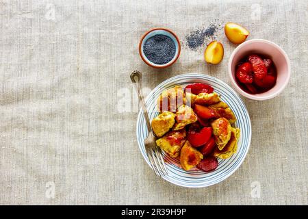 Frittelle grattugiate con prugne Foto Stock