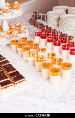 Tavolo da dessert alla reception dell'hotel per l'evento Foto Stock