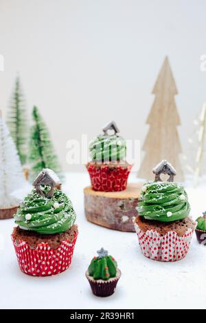 Muffin al cioccolato di Natale con crema glassa verde Foto Stock