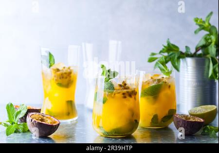 Passion Fruit Lemonade guarnita con lime e menta Foto Stock