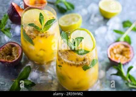 Passion Fruit Lemonade guarnita con lime e menta Foto Stock