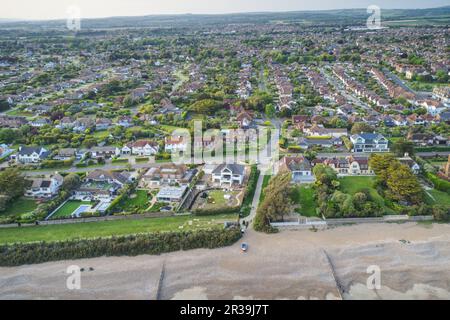 Vista aerea sul villaggio del Sussex occidentale di East Preston sulla costa meridionale dell'Inghilterra dal mare verso la via del mare. Foto Stock
