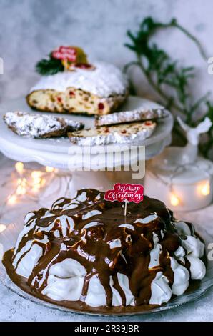 Festa di Natale con torta e Stollen Foto Stock