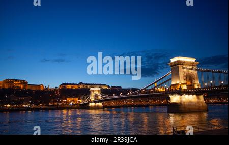 Ponte della catena di Budapest sul danubio. Attrazioni famose al punto di riferimento del fiume Buda. Foto Stock