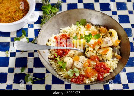 Couscous bi Samak (couscous con merluzzo, Maghreb, Nord Africa) Foto Stock