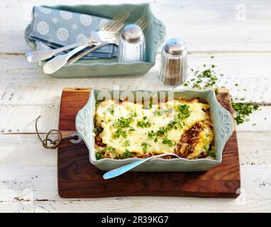 Polenta ticinese macinata al gratin in una teglia (Svizzera) Foto Stock