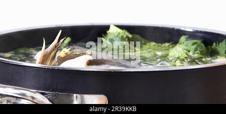 Brodo di pesce in una pentola Foto Stock