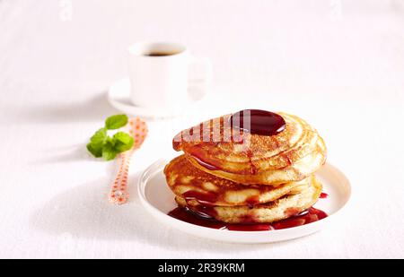 Frittelle spesse con sciroppo di sambuco Foto Stock