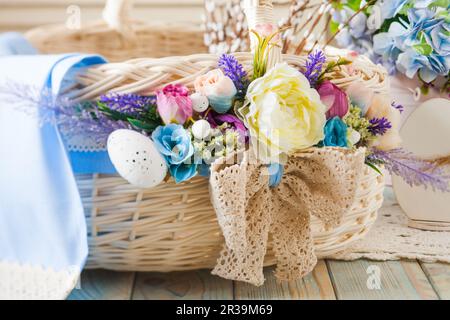 Primo piano cesto in vimini con decorazioni floreali originali Foto Stock