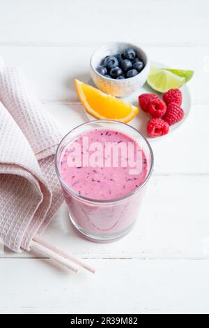 Frullato di frutti di bosco e frutta fresca Foto Stock