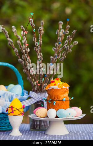 Chiudete la torta di Pasqua, le uova, il cesto e i rami salici Foto Stock