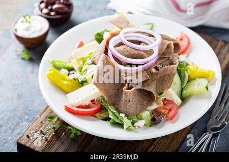 Insalata di giroscopio con carne e verdure a fette sottili, salutare pranzo di ispirazione greca Foto Stock