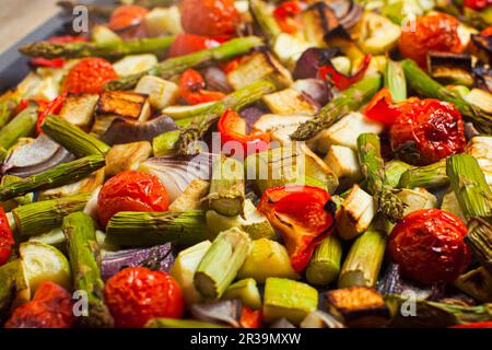 Verdure al forno su un vassoio da forno Sano concetto di mangiare Foto Stock