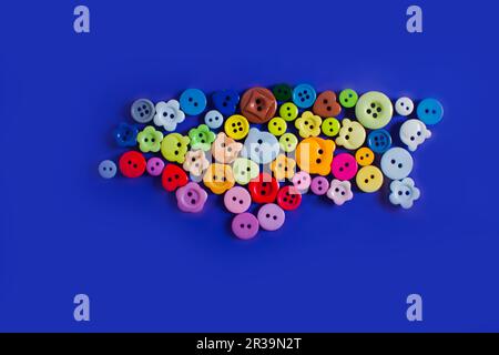 Gruppo di pulsanti colorati su sfondo blu Foto Stock