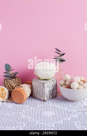 Bella vita immobile fatta a mano su tovagliolo lavorato a maglia Foto Stock