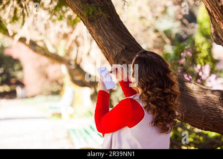 Donna pittore fa schizzo nel parco Foto Stock