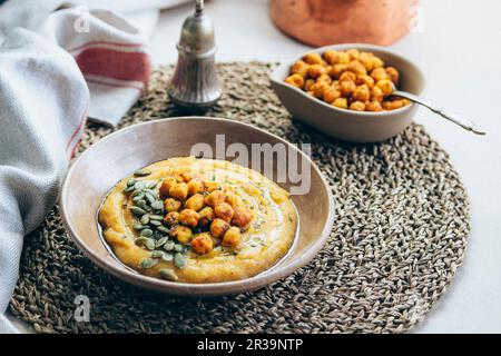 Crema di zucca con ceci speziati Foto Stock