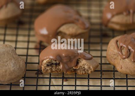 Biscotti di pan di zenzero glassati in cioccolato Foto Stock