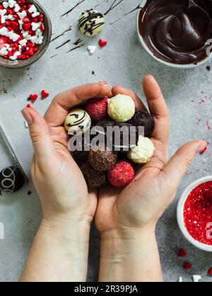 Un assortimento di tartufi di cioccolato Foto Stock